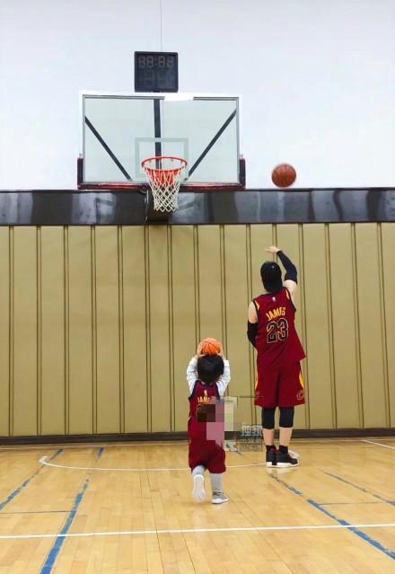  父子同台竞技书写篮球佳话