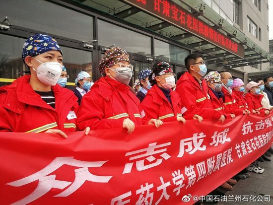  电竞团队默契配合铸就冠军奖杯