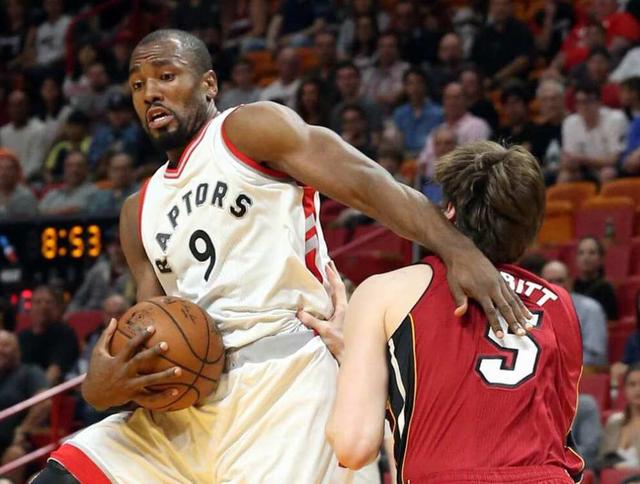  猛龙西亚卡姆统治内线大胜骑士