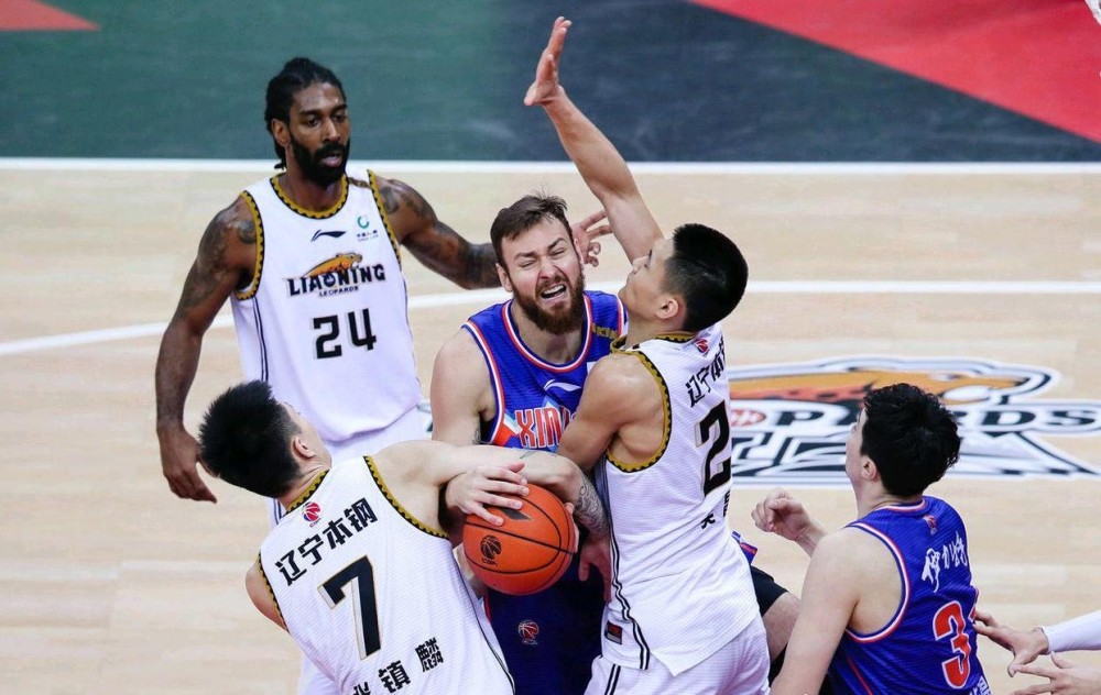  外援双塔统治内线，客队篮板优势显威力