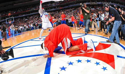  费德勒退役告别战引全场泪目