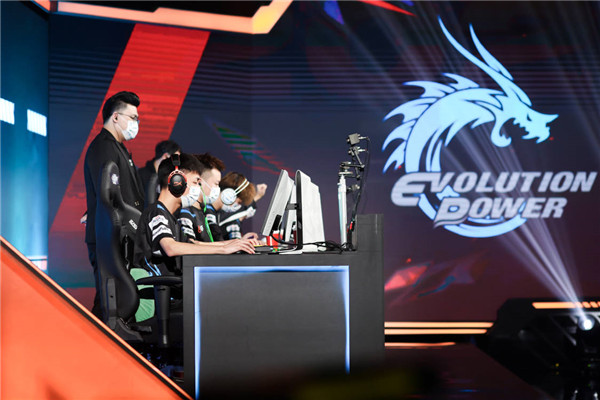  电竞选手刻苦训练磨砺精湛技艺