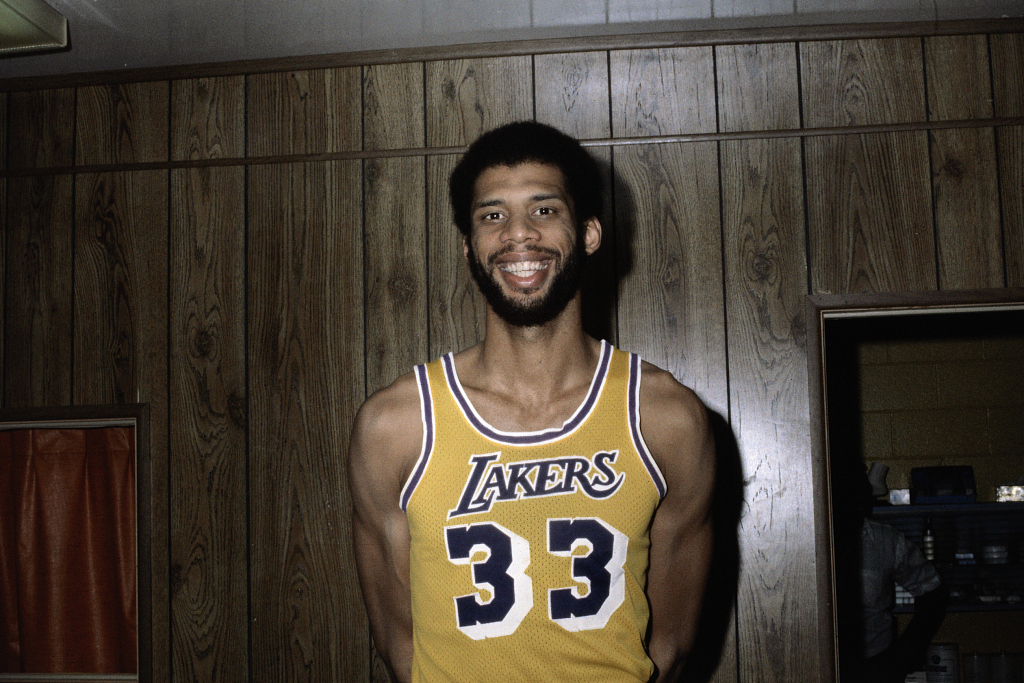  贾巴尔发球上网战术奏效轻取胜利果实